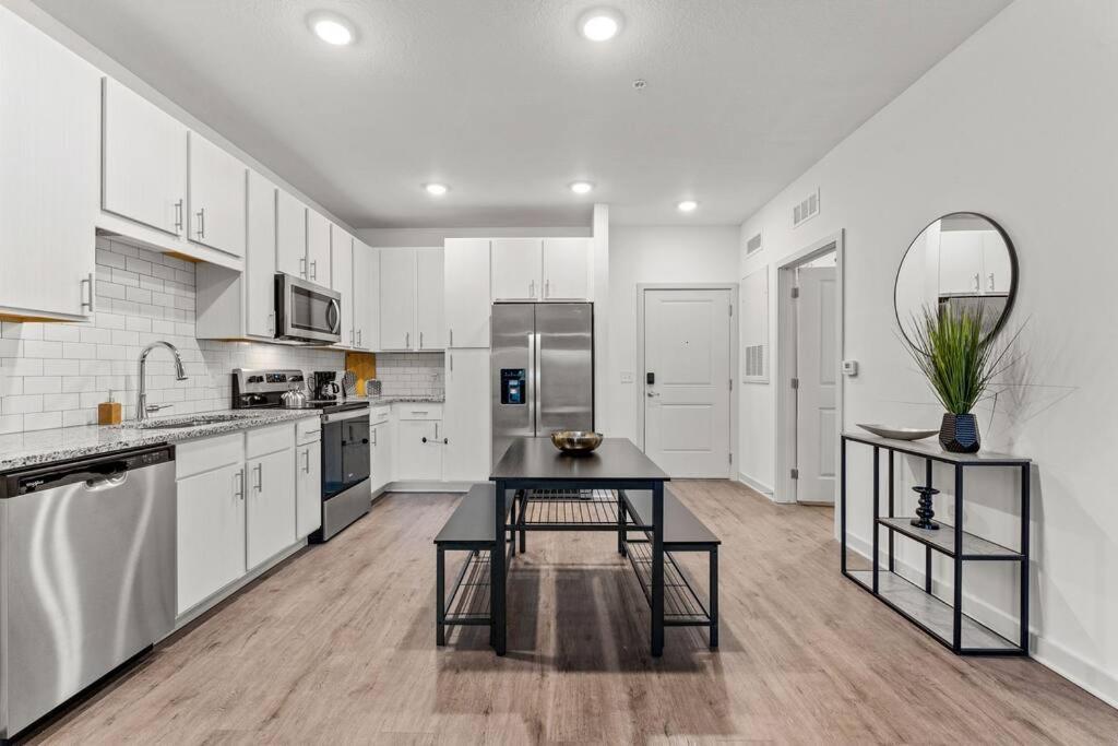 Appartement Complete ,10 Min To Parks Pets Allowed, Resort-style Amenities *