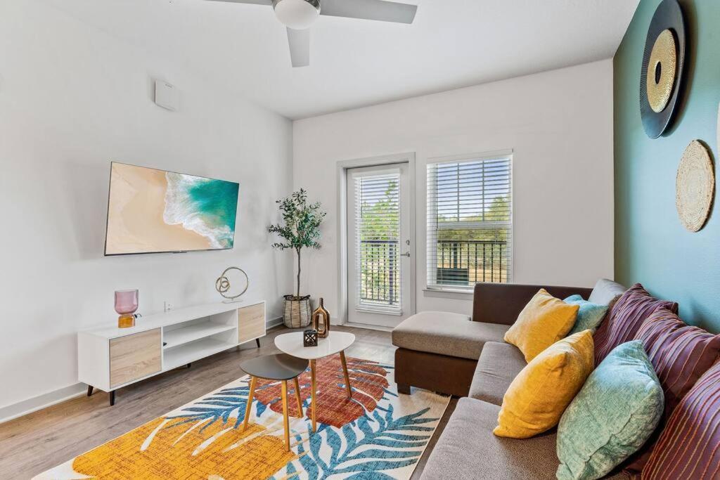 Appartement Complete ,10 Min To Parks Pets Allowed, Resort-style Amenities *